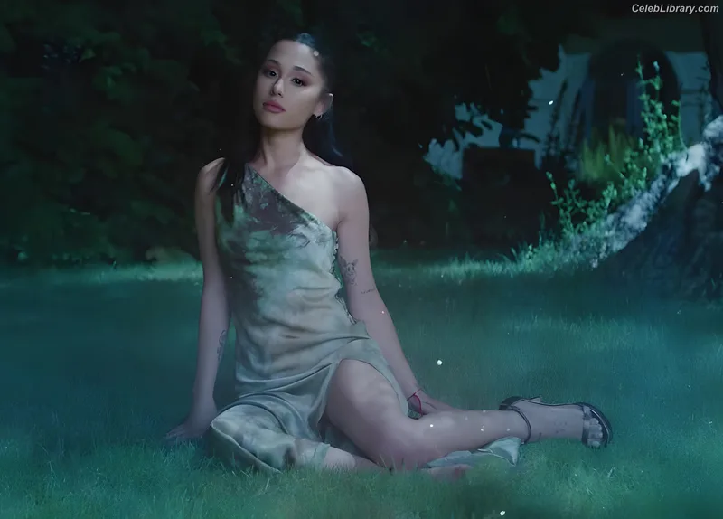 Ariana Grande photo 17 of 3118