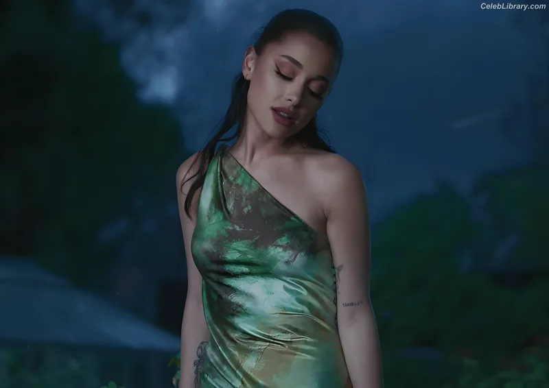 Ariana Grande photo 18 of 3118