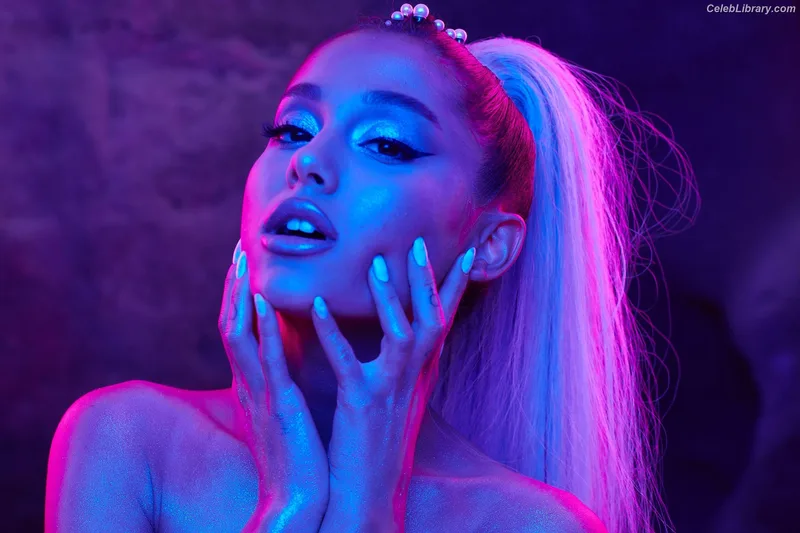 Ariana Grande photo 19 of 3118