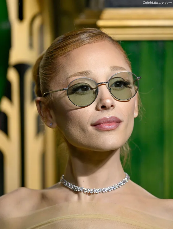 Ariana Grande photo 22 of 3118