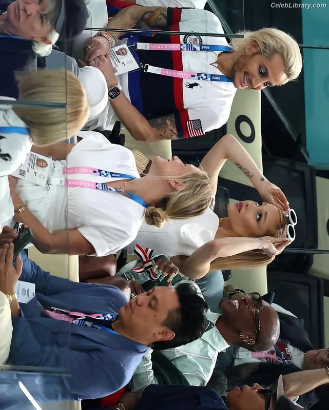 Ariana Grande photo 24 of 3118