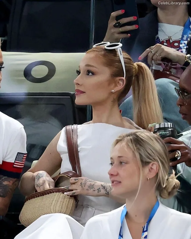 Ariana Grande photo 3 of 3118