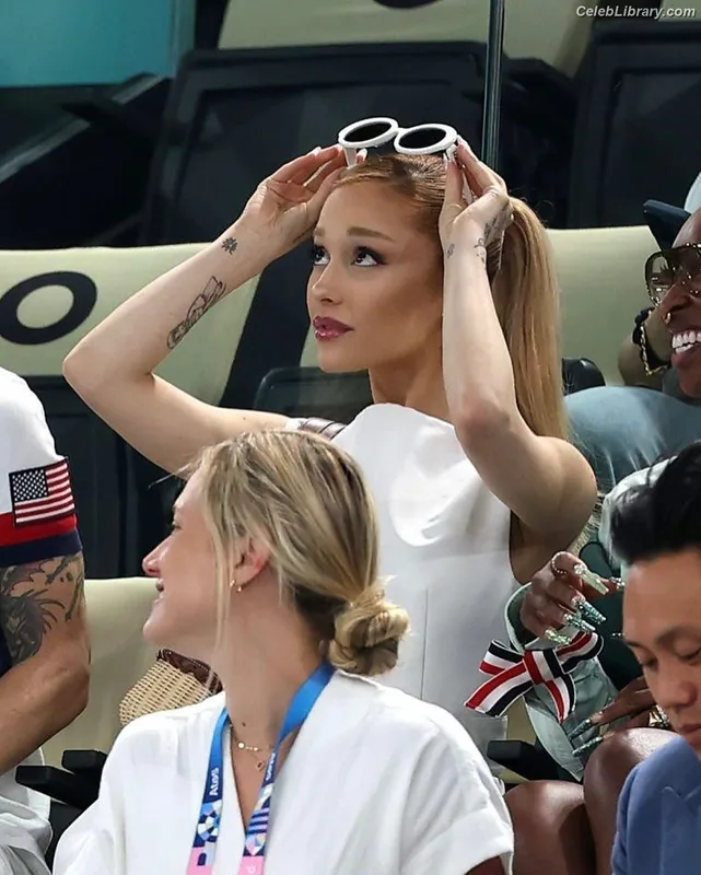 Ariana Grande photo 4 of 3118