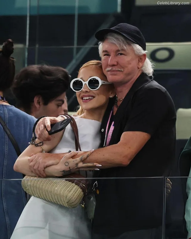 Ariana Grande photo 5 of 3118