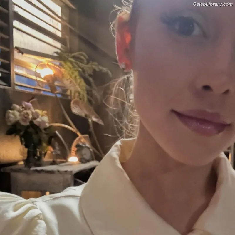 Ariana Grande photo 6 of 3118