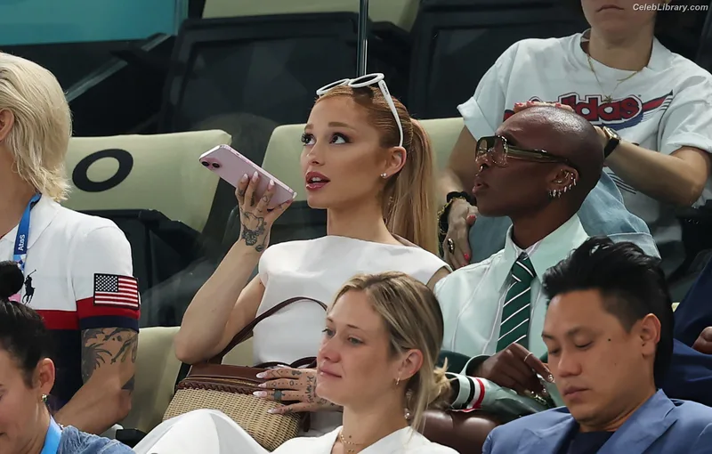 Ariana Grande photo 14 of 3118