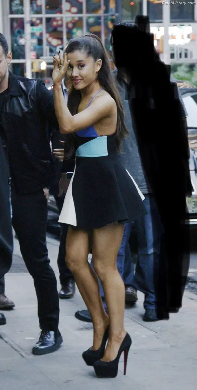 Ariana Grande photo 22 of 3118