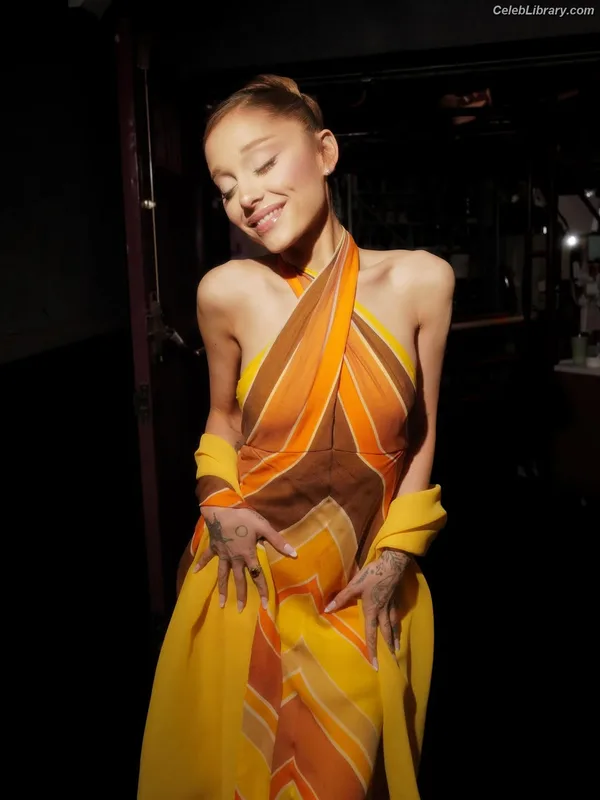 Ariana Grande photo 1 of 3118