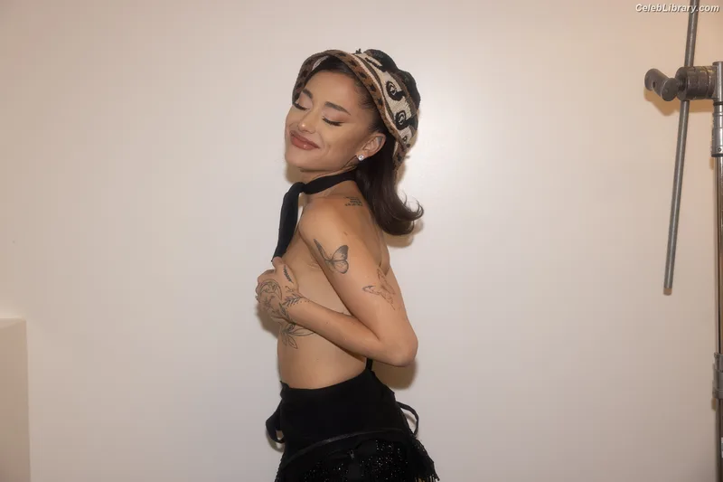 Ariana Grande photo 7 of 3118