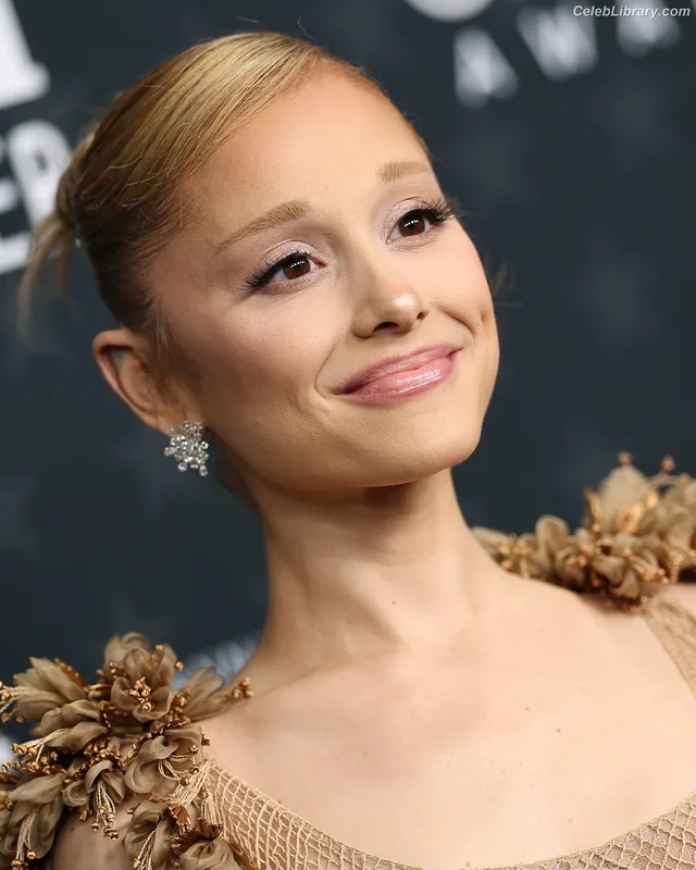 Ariana Grande photo 19 of 3118