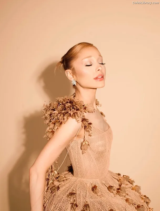 Ariana Grande photo 23 of 3118