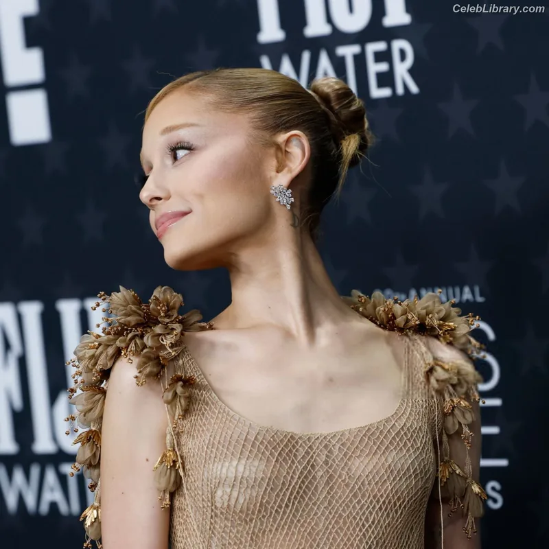 Ariana Grande photo 2 of 3118