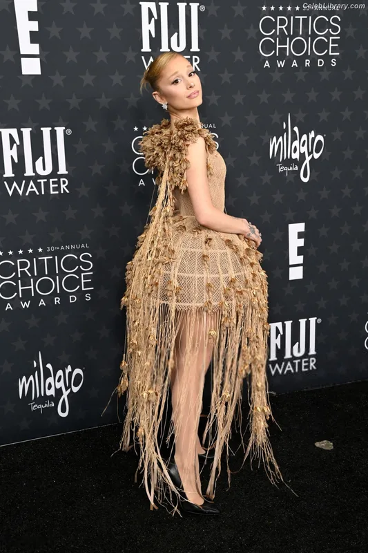 Ariana Grande photo 3 of 3118