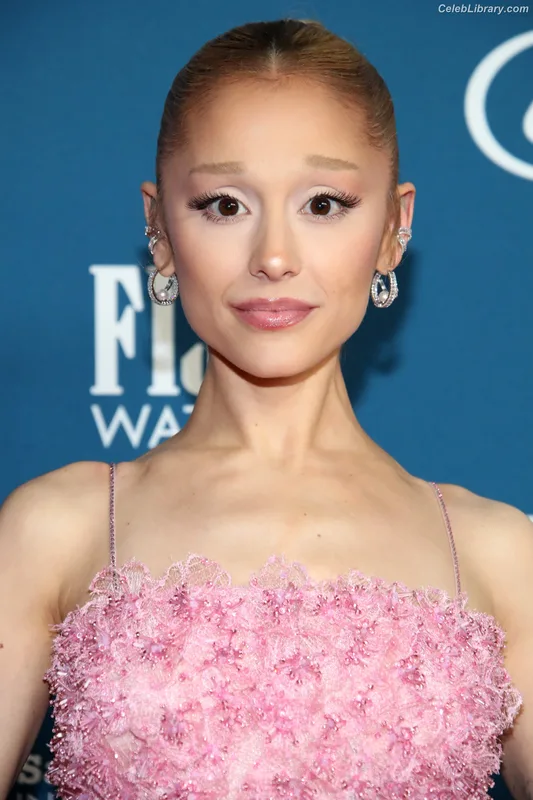 Ariana Grande photo 6 of 3118