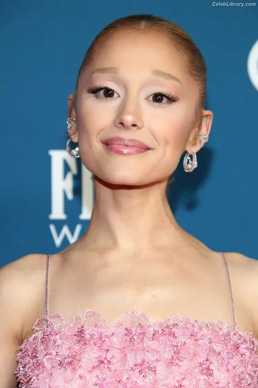 Ariana Grande photo 7 of 3118