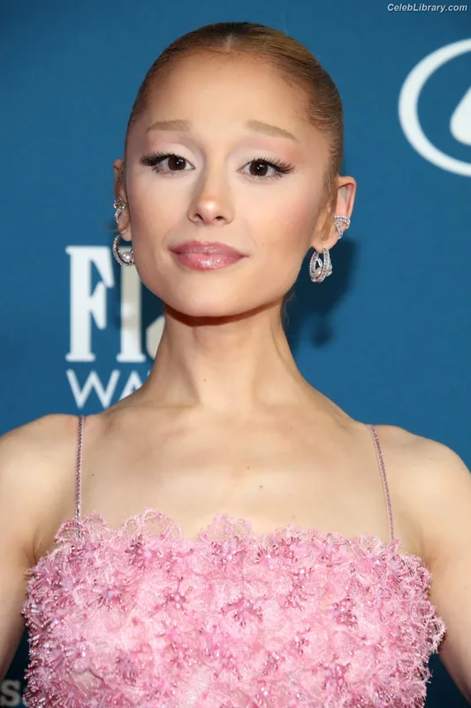 Ariana Grande photo 8 of 3118