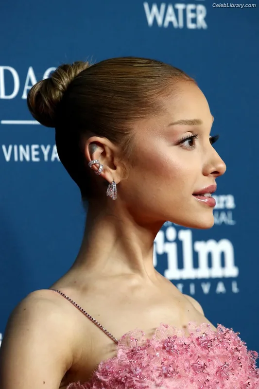 Ariana Grande photo 9 of 3118