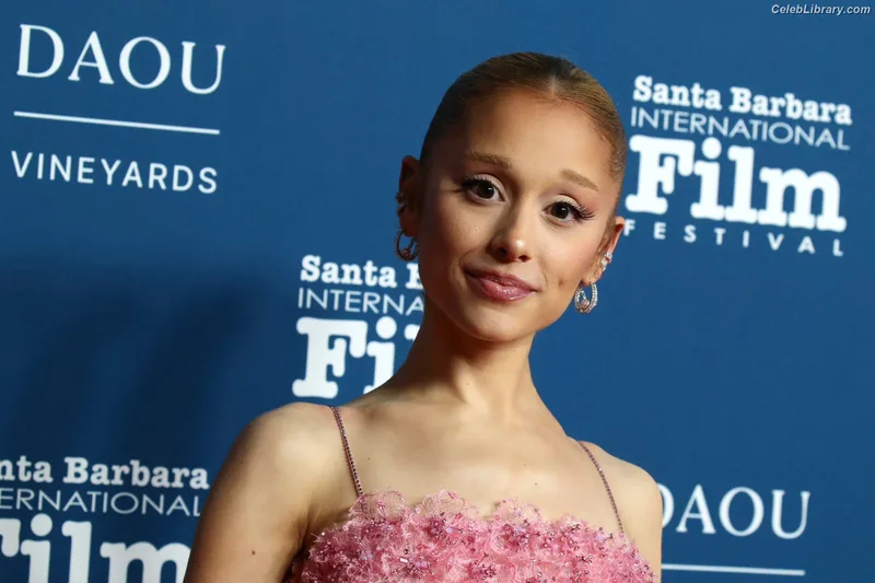 Ariana Grande photo 10 of 3118