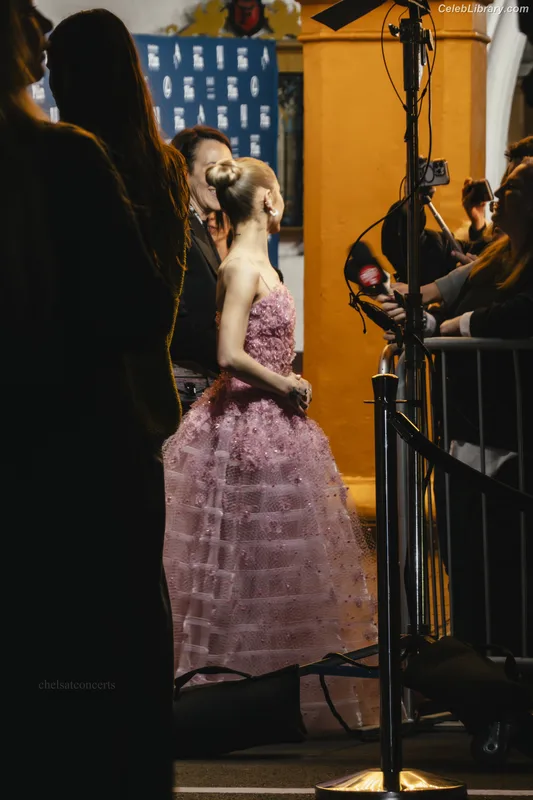 Ariana Grande photo 22 of 3118