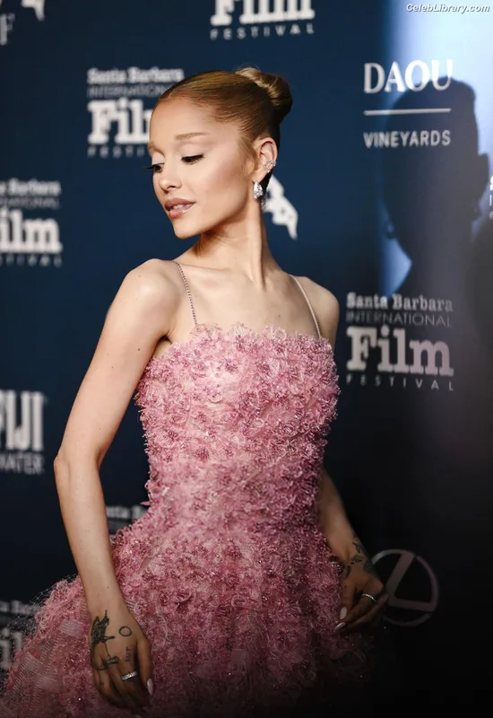 Ariana Grande photo 24 of 3118