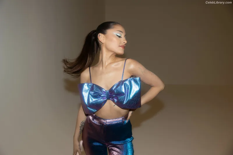 Ariana Grande photo 4 of 3118
