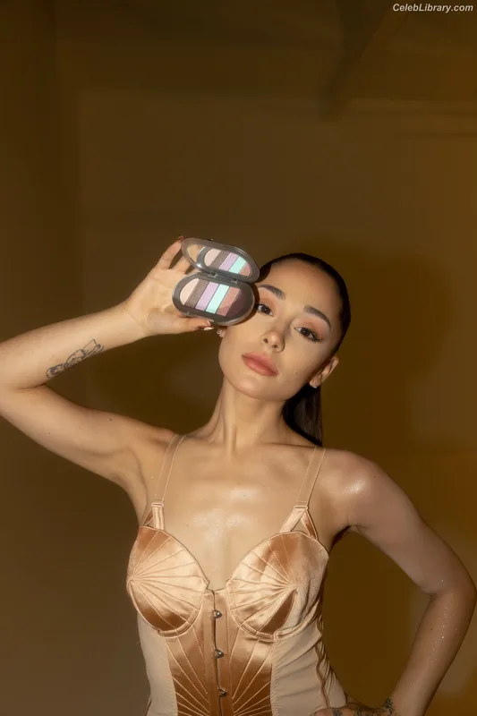 Ariana Grande photo 5 of 3118
