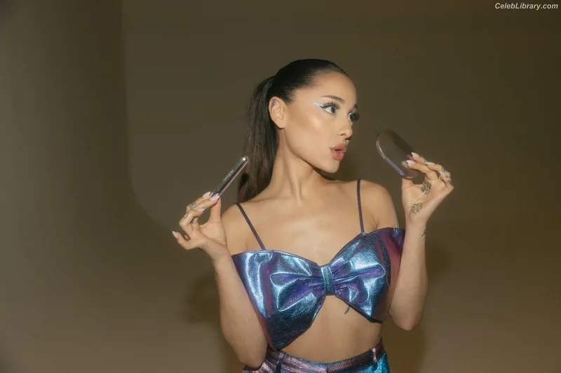 Ariana Grande photo 7 of 3118