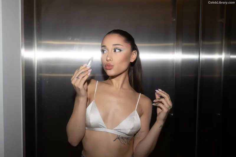 Ariana Grande photo 8 of 3118