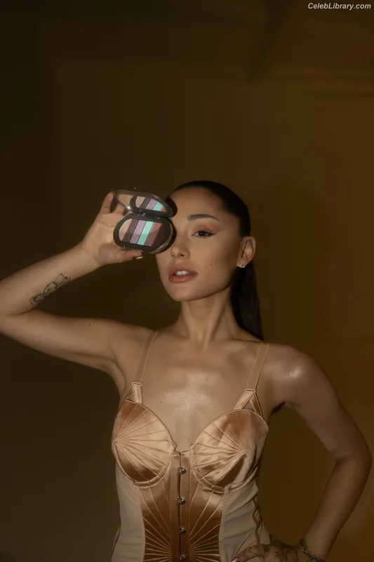 Ariana Grande photo 10 of 3118