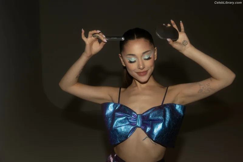 Ariana Grande photo 11 of 3118