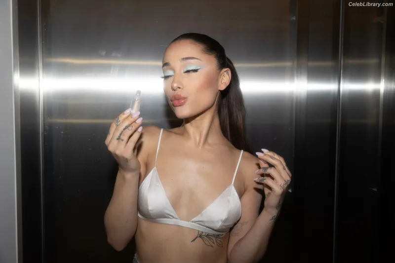 Ariana Grande photo 12 of 3118