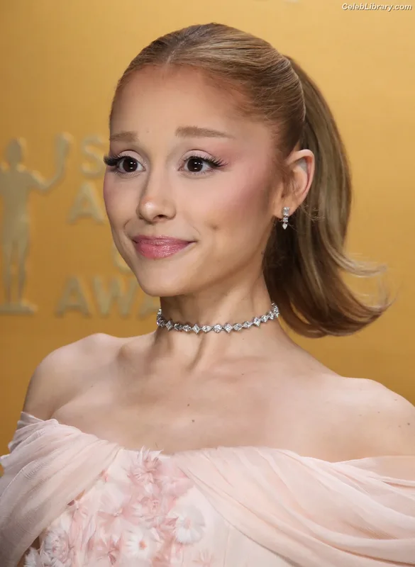 Ariana Grande photo 3 of 3118