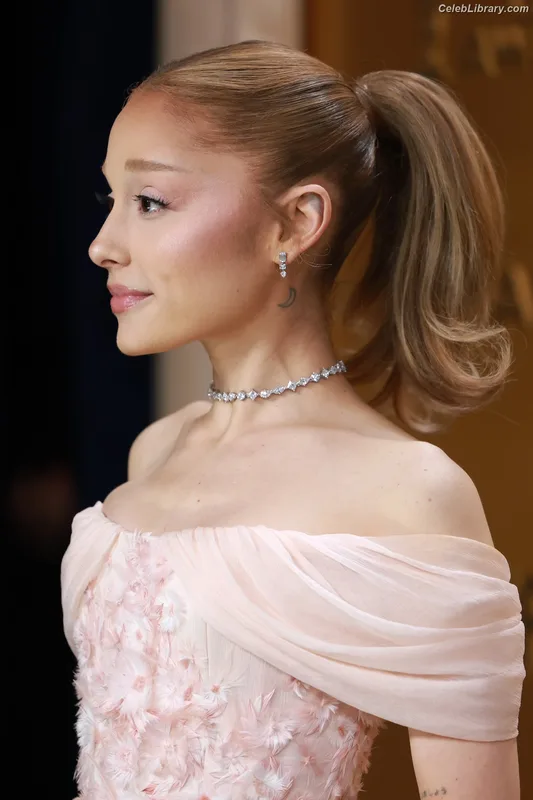 Ariana Grande photo 5 of 3118