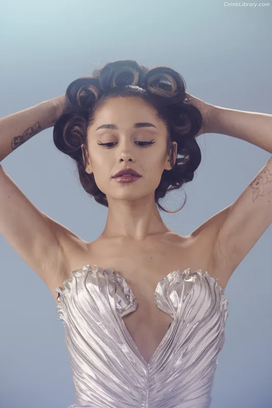 Ariana Grande photo 6 of 3118