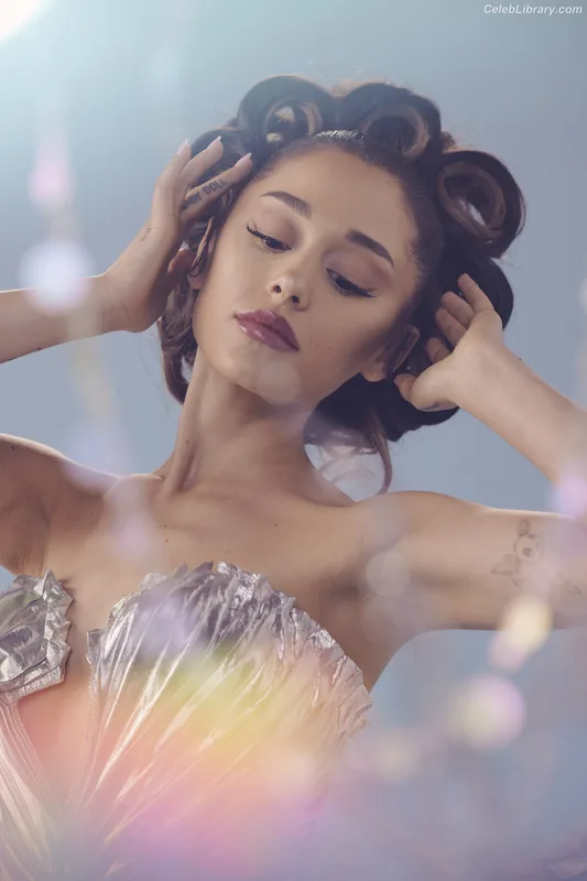 Ariana Grande photo 7 of 3118