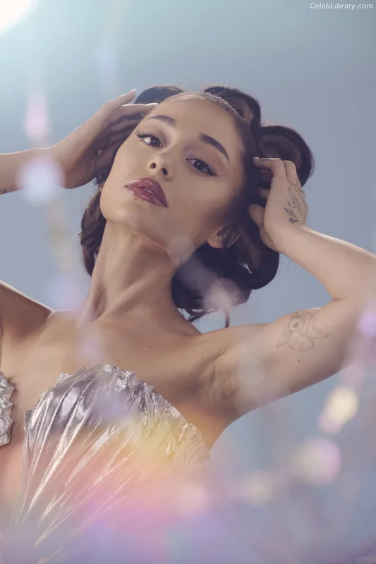 Ariana Grande photo 8 of 3118