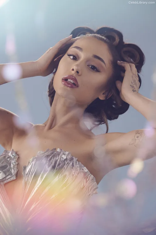 Ariana Grande photo 9 of 3118