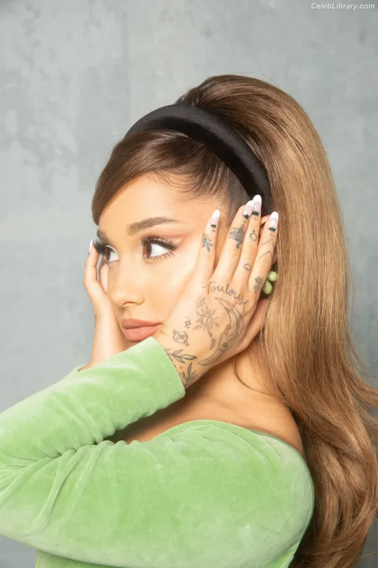 Ariana Grande photo 4 of 3118