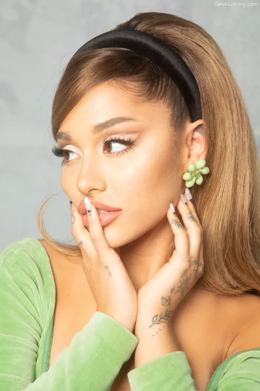 Ariana Grande photo 20 of 3118