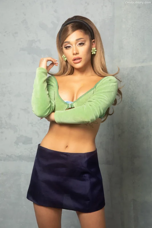 Ariana Grande photo 21 of 3118