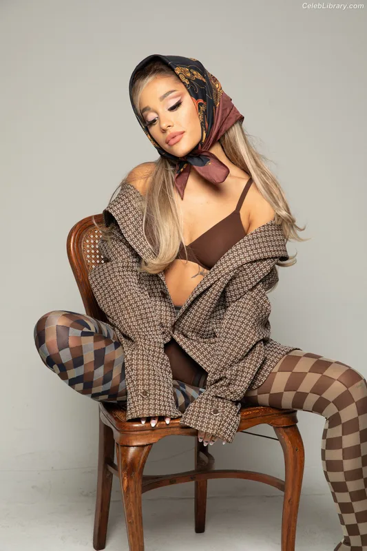 Ariana Grande photo 23 of 3118