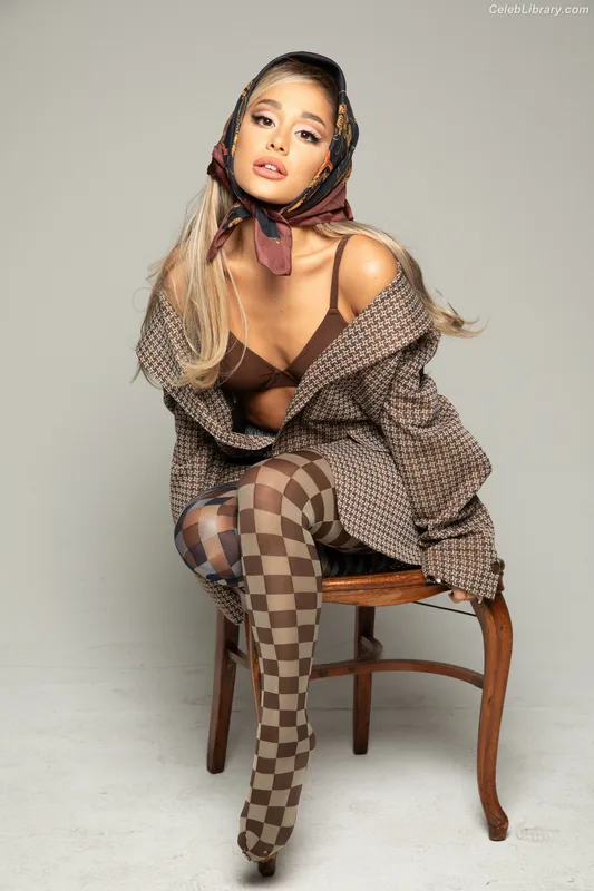 Ariana Grande photo 2 of 3118