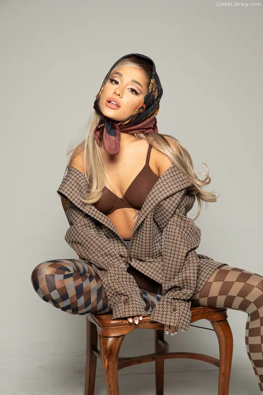 Ariana Grande photo 8 of 3118
