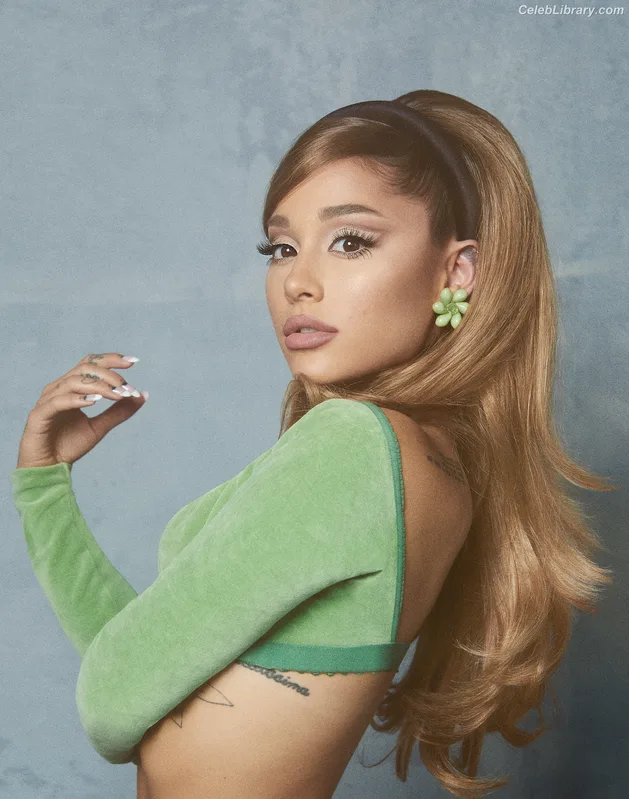 Ariana Grande photo 7 of 3118
