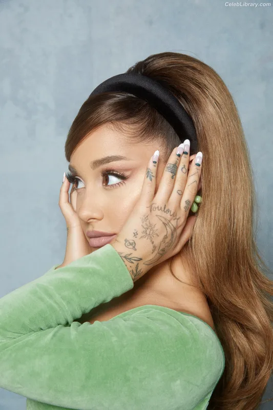 Ariana Grande photo 3 of 3118