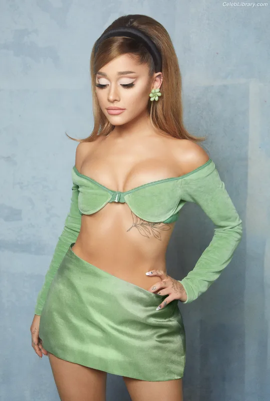 Ariana Grande photo 7 of 3118