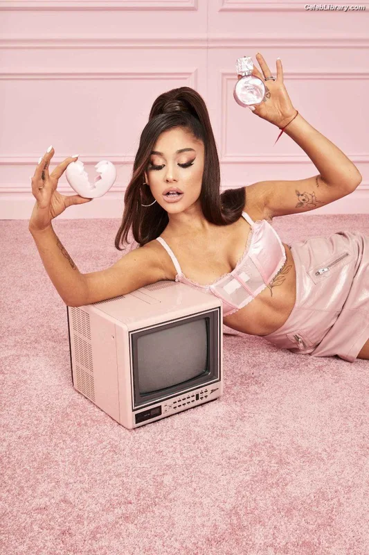 Ariana Grande photo 14 of 3118