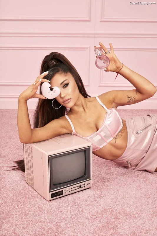 Ariana Grande photo 16 of 3118