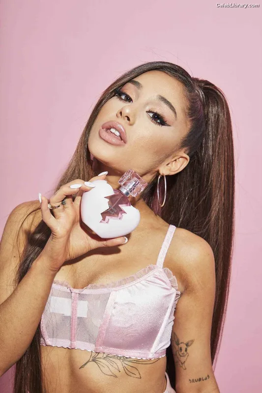 Ariana Grande photo 17 of 3118