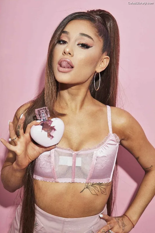 Ariana Grande photo 18 of 3118
